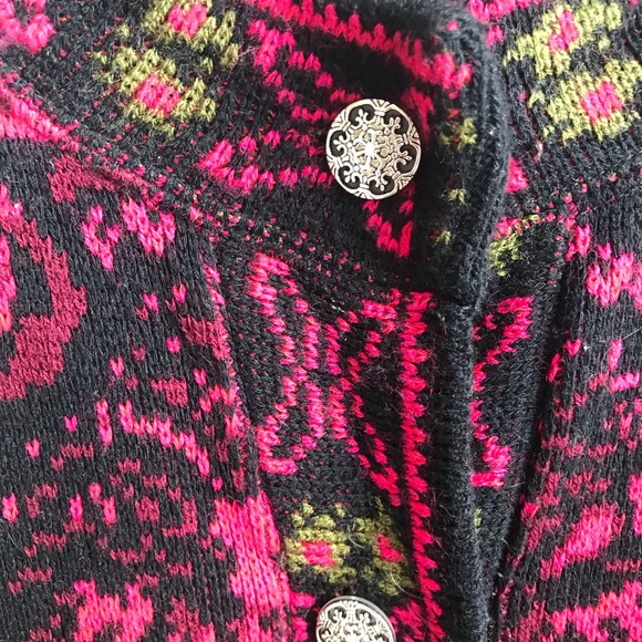 Cosy acrylic sweater with cute buttons - Picture 2 of 4